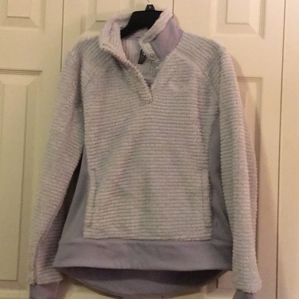 Mountain Hardware Pullover Size Medium - image 1